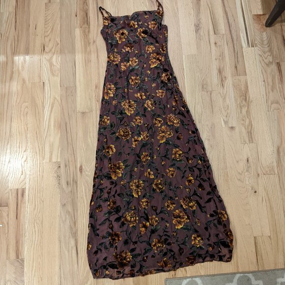 Dress with a 90's Silhouette - Picture 1 of 8